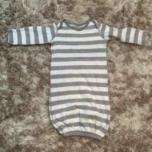 🌸 $3 if bundled - 0 - 3 month Moon and Back grey striped baby bag sleeper gown